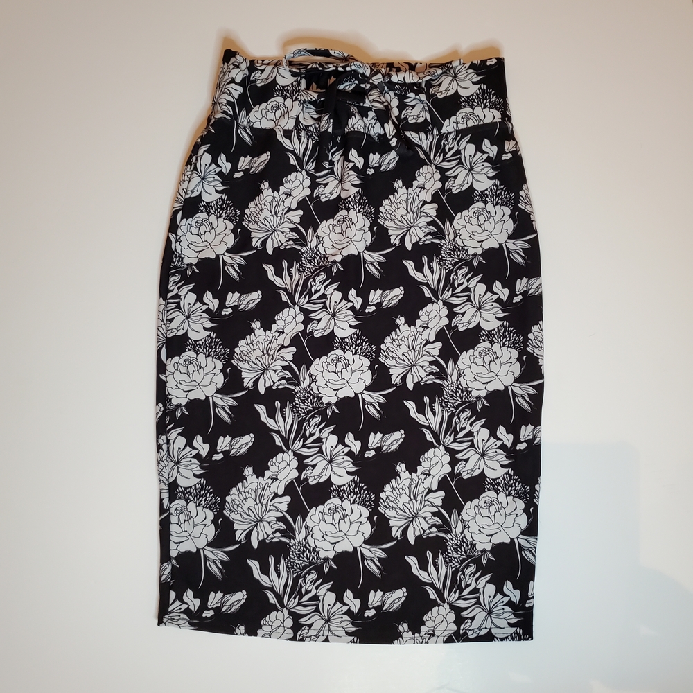Classic Concepts - Chic - Black and White - Floral - Pencil Skirt Sz. Small